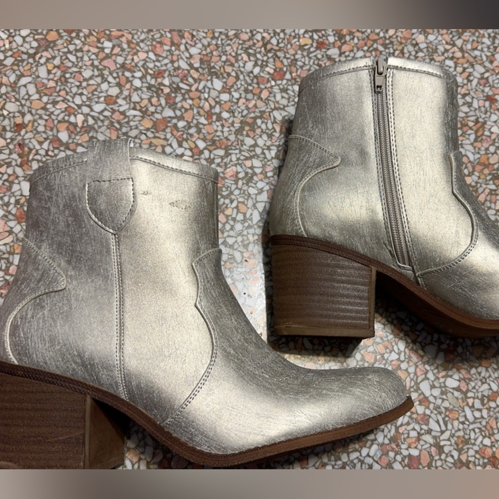 Silverish- Gold Dirty Laundry Size 10 Boots